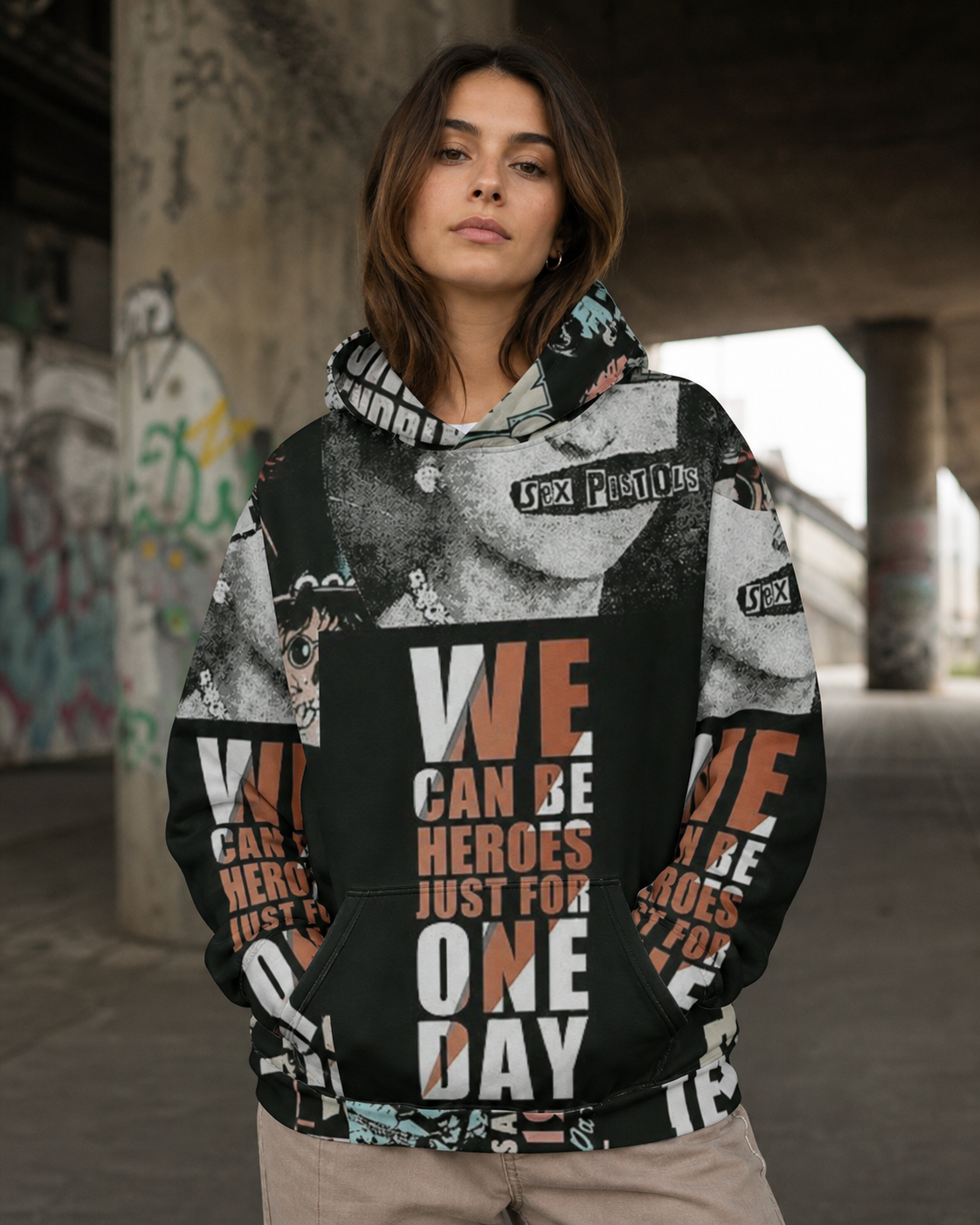 Frau trägt Can Heroes Allover Hoodie mit grafischem Statement-Print – KI-generierte Darstellung