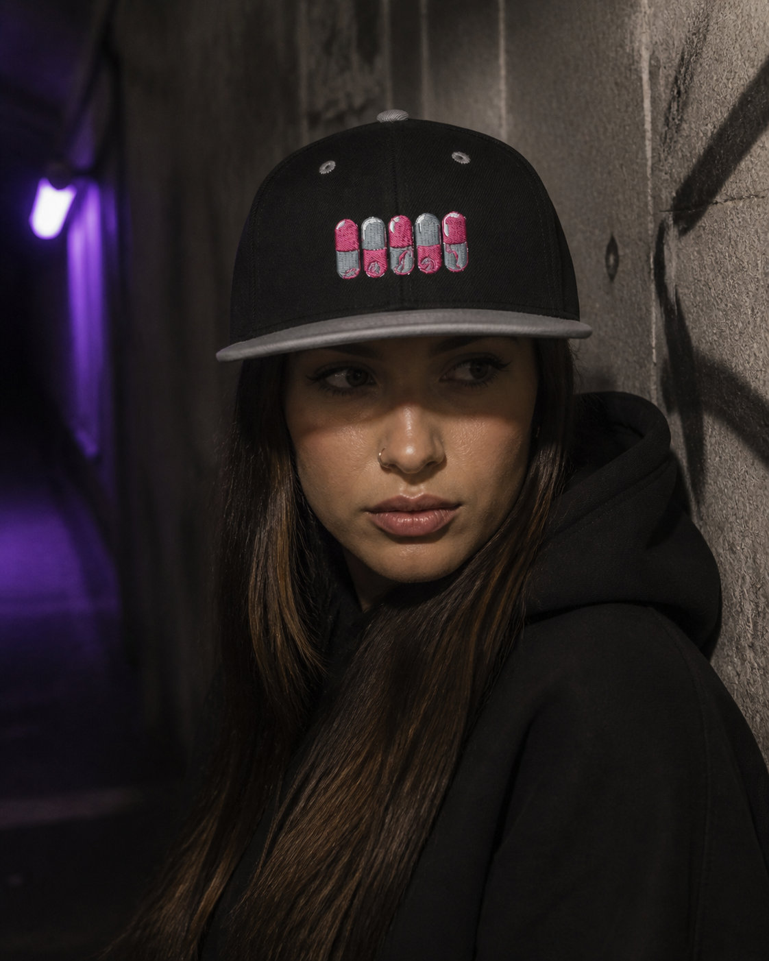 Capsule Vibes Cap an weiblichem Model – KI-generierte Darstellung