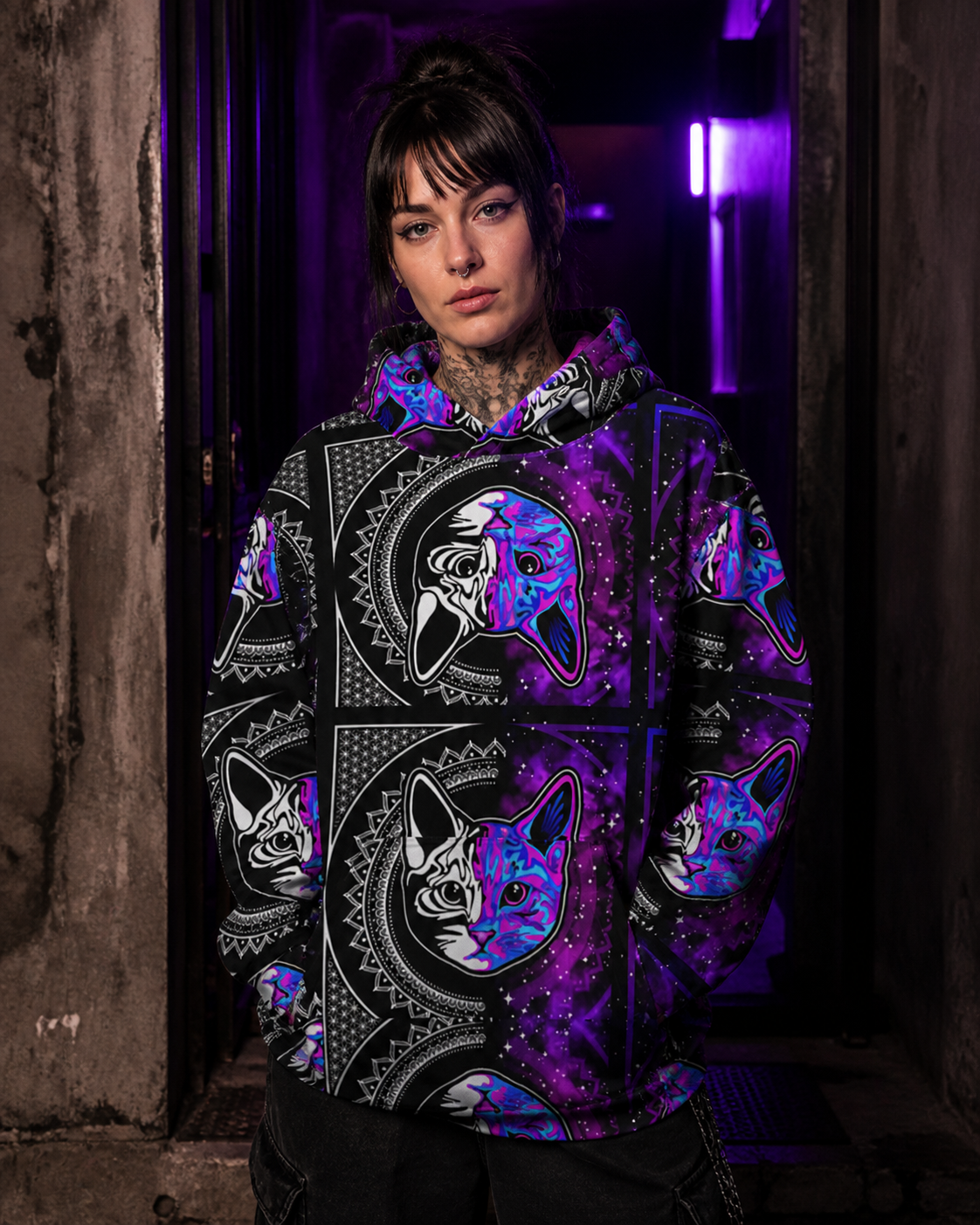 Frau trägt Catlusion Graphic Hoodie mit violettem Katzen-Alloverprint – KI-generierte Darstellung