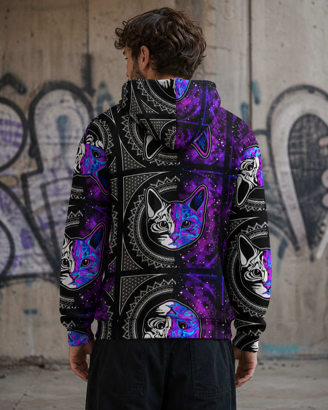 Mann zeigt die Rückseite des Catlusion Graphic Hoodies im Streetwear-Look – KI-generierte Darstellung