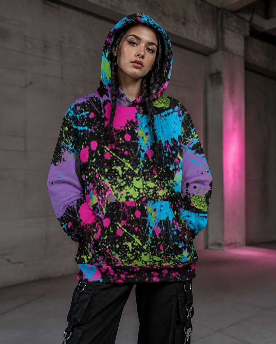 Frau trägt Celcius Graphic Hoodie mit buntem Splatter-Alloverprint – KI-generierte Darstellung