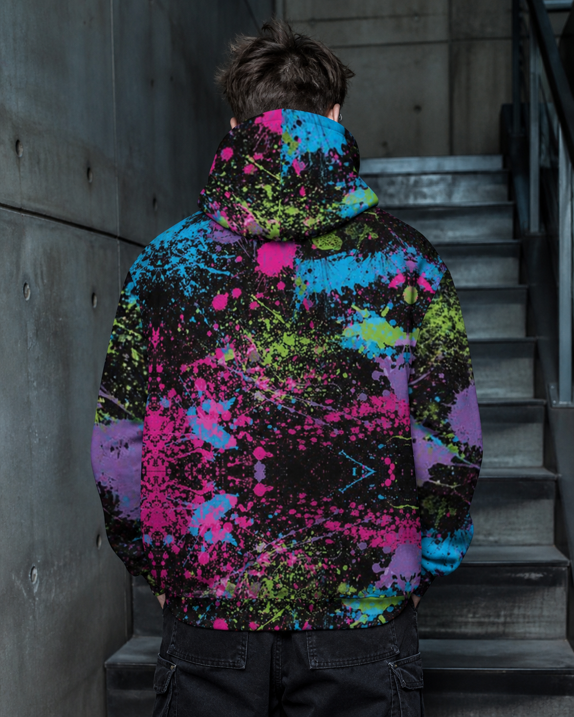 Mann zeigt die Rückseite des Celcius Graphic Hoodies mit Alloverprint – KI-generierte Darstellung