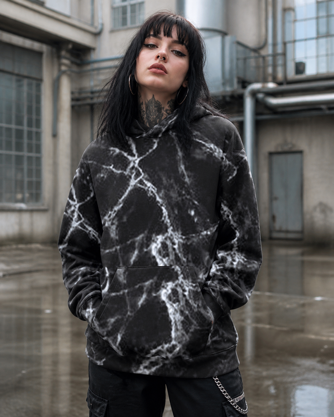 Frau trägt Chain Graphic Hoodie mit schwarz-weißem Alloverprint – KI-generierte Darstellung