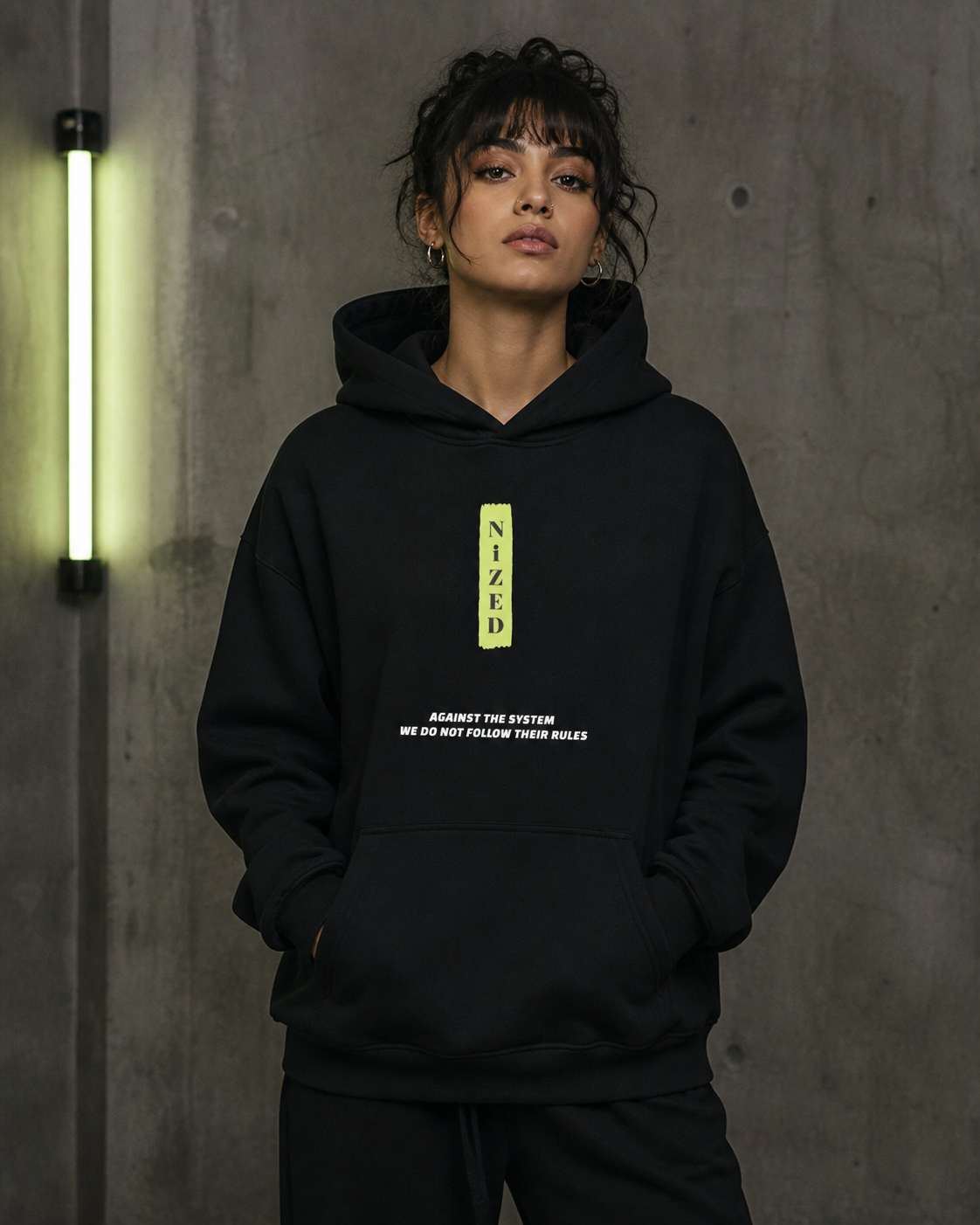 Frau trägt schwarzen Circle Graphic Hoodie mit NiZED Frontprint – KI-generierte Darstellung