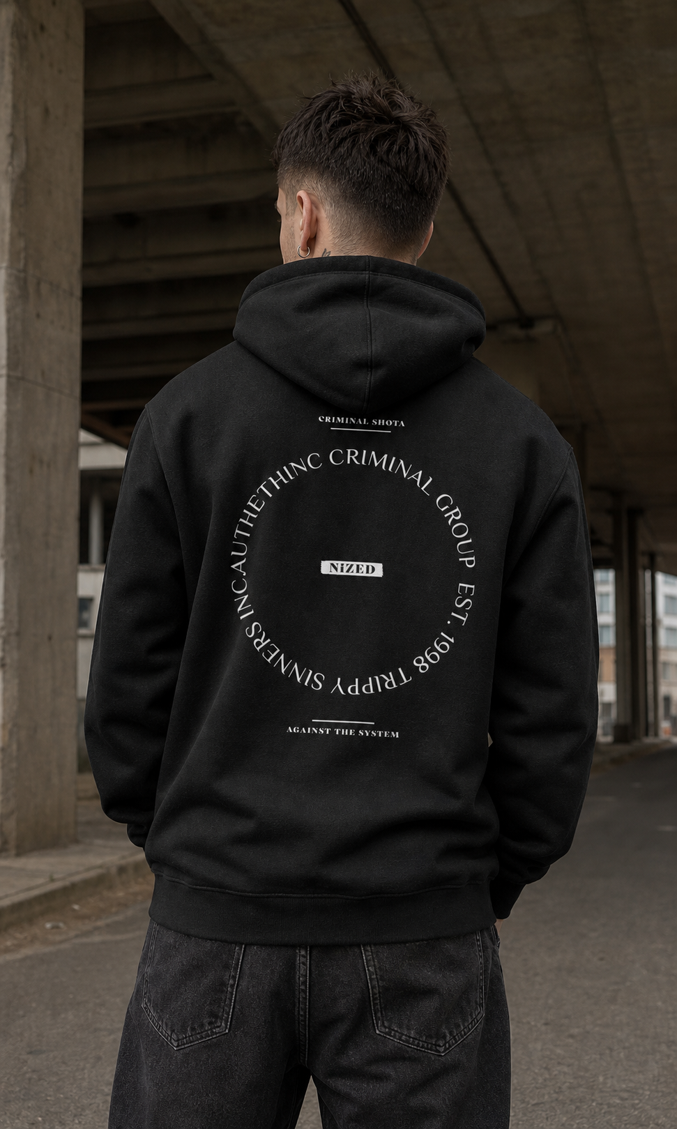 Mann zeigt den kreisförmigen Rückenprint des Circle Graphic Hoodies – KI-generierte Darstellung