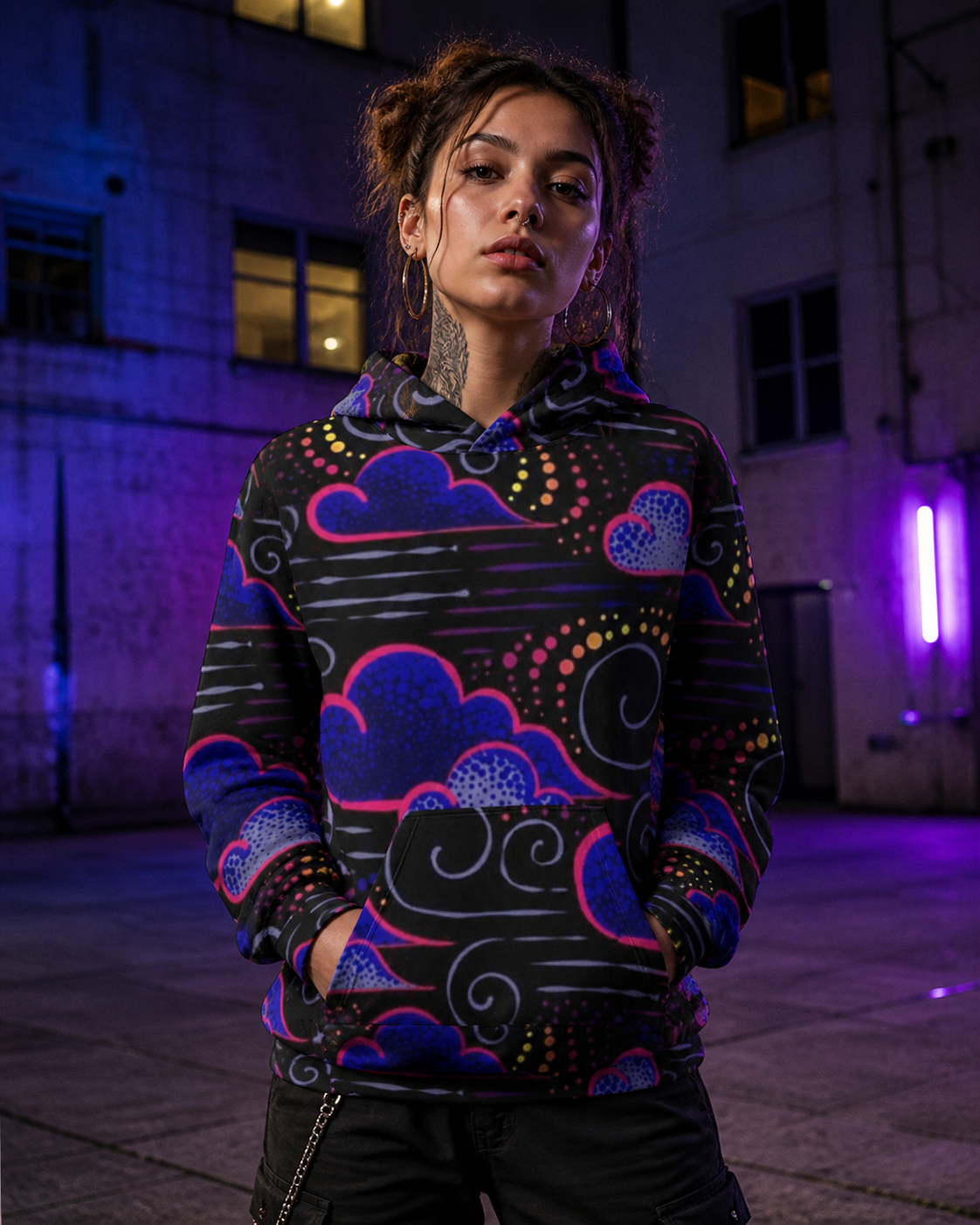 Cloud Graphic Hoodie am weiblichen Model mit originalgetreuem Wolken-Alloverprint – KI-generierte Darstellung