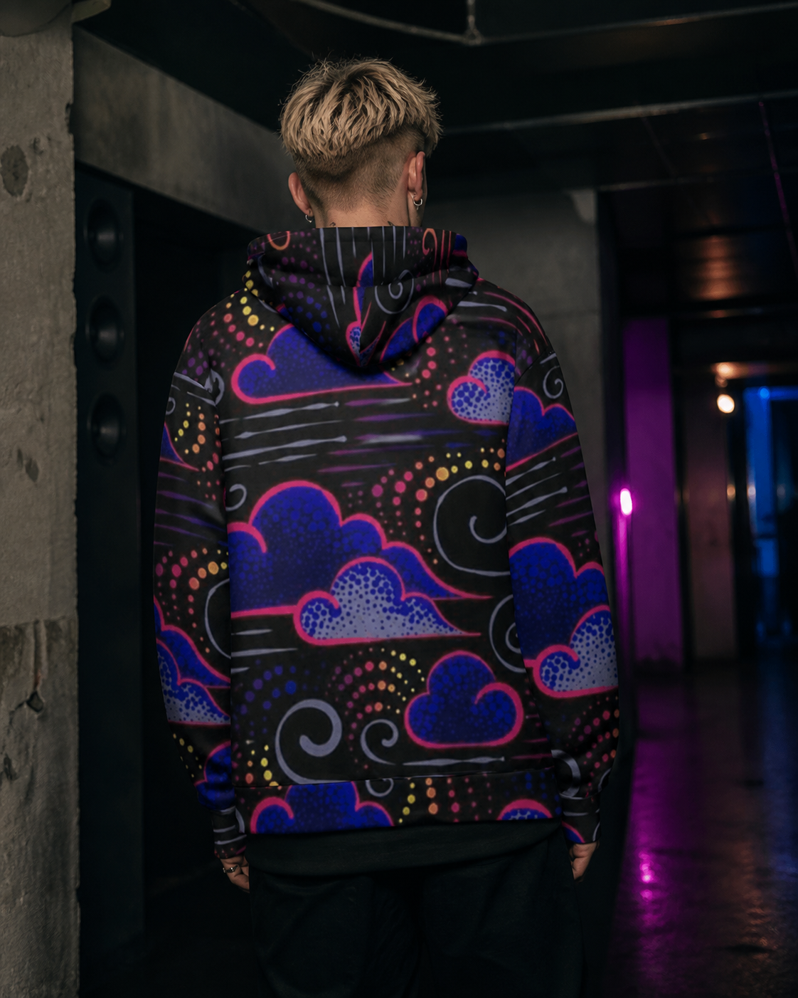 Cloud Graphic Hoodie am männlichen Model mit originalgetreuem Wolken-Alloverprint – KI-generierte Darstellung