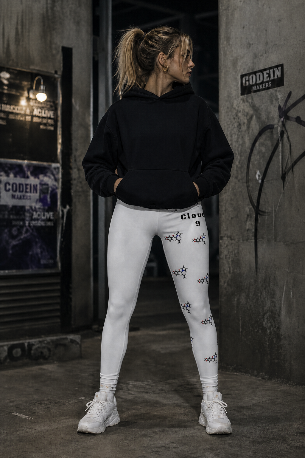 Cloud Print Leggings am weiblichen Modell - KI-generierte Darstellung