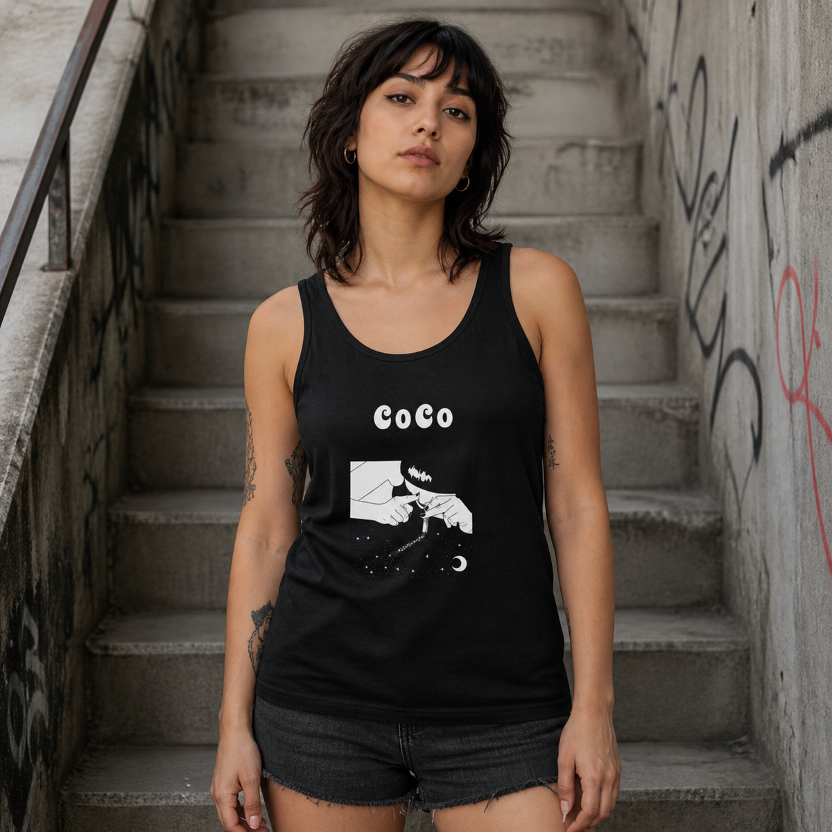 Coco Tank Top Vorderansicht an weiblichem Model - KI-generierte Darstellung