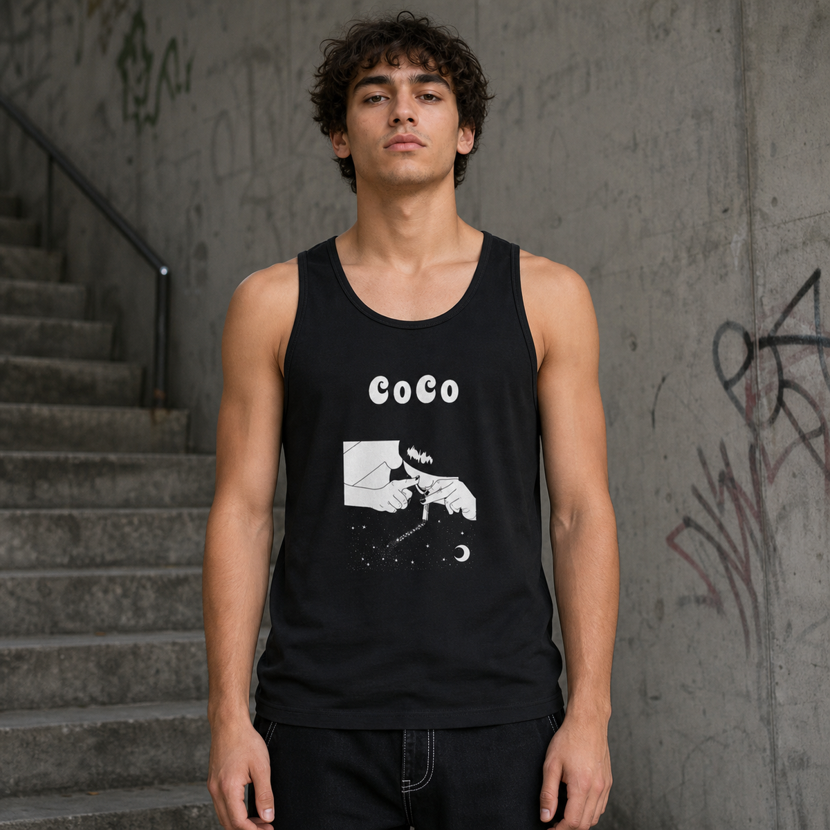 Coco Tank Top Vorderansicht an männlichem Model - KI-generierte Darstellung
