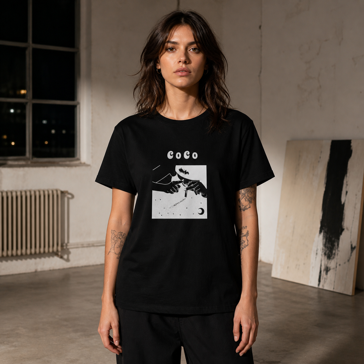 Coco Graphic T-Shirt Damen Frontansicht – KI-generierte Darstellung