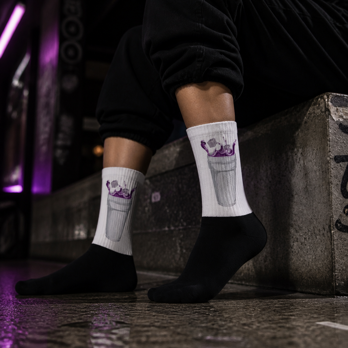 Codein Bottle Socken am weiblichen Model – KI-generierte Darstellung
