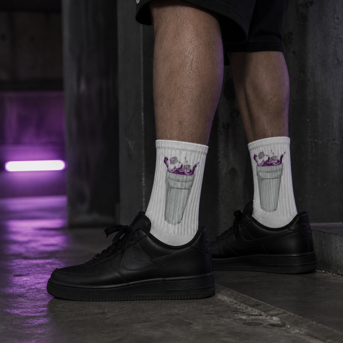 Codein Bottle Socken am männlichen Model – KI-generierte Darstellung