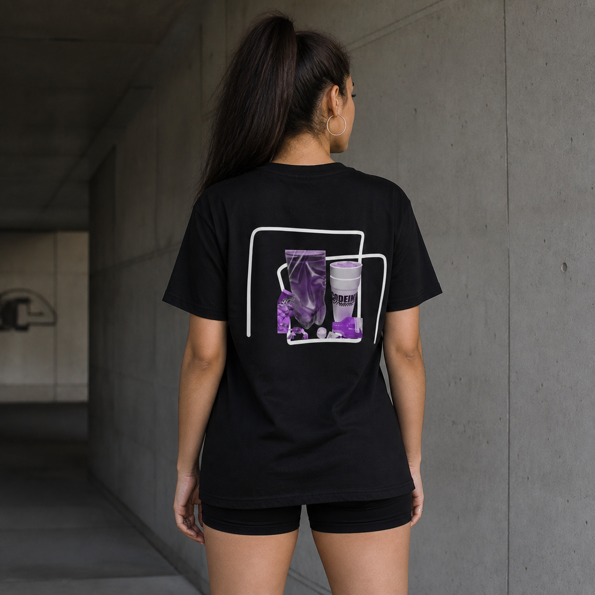 Codein Makers Tshirt Damenmodel Rückansicht – KI-generierte Darstellung