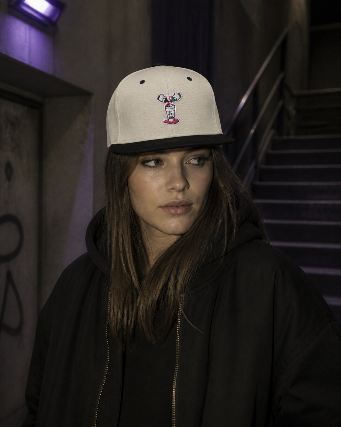 Codein Snapbackcap Cap an weiblichem Model – KI-generierte Darstellung