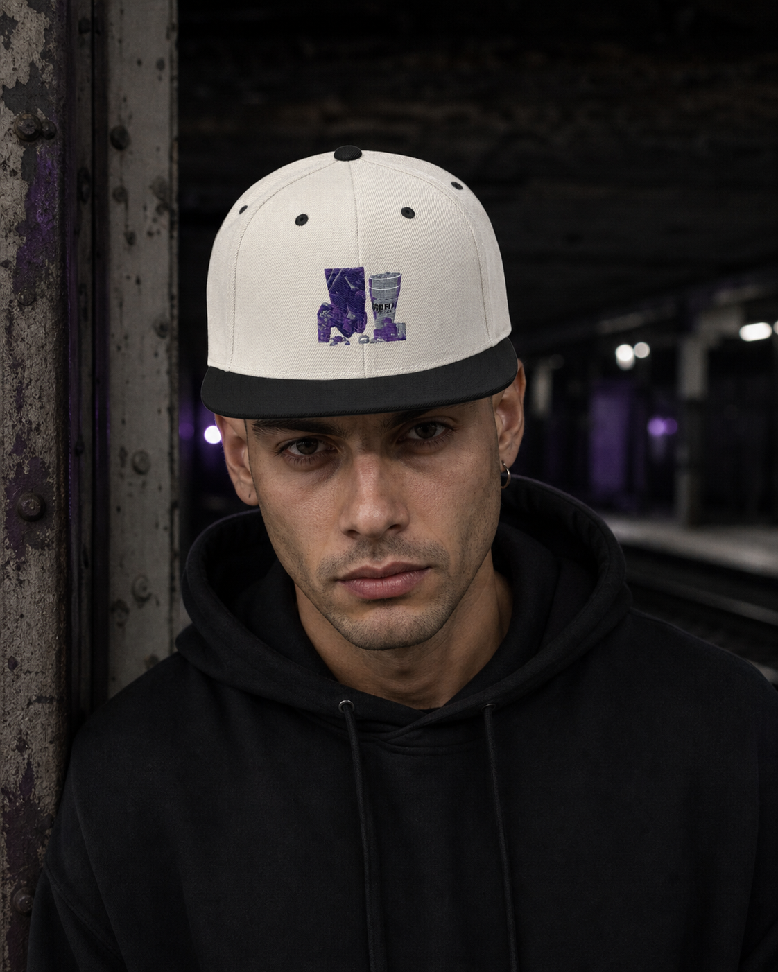 Codein Sprite Cap an männlichem Model – KI-generierte Darstellung
