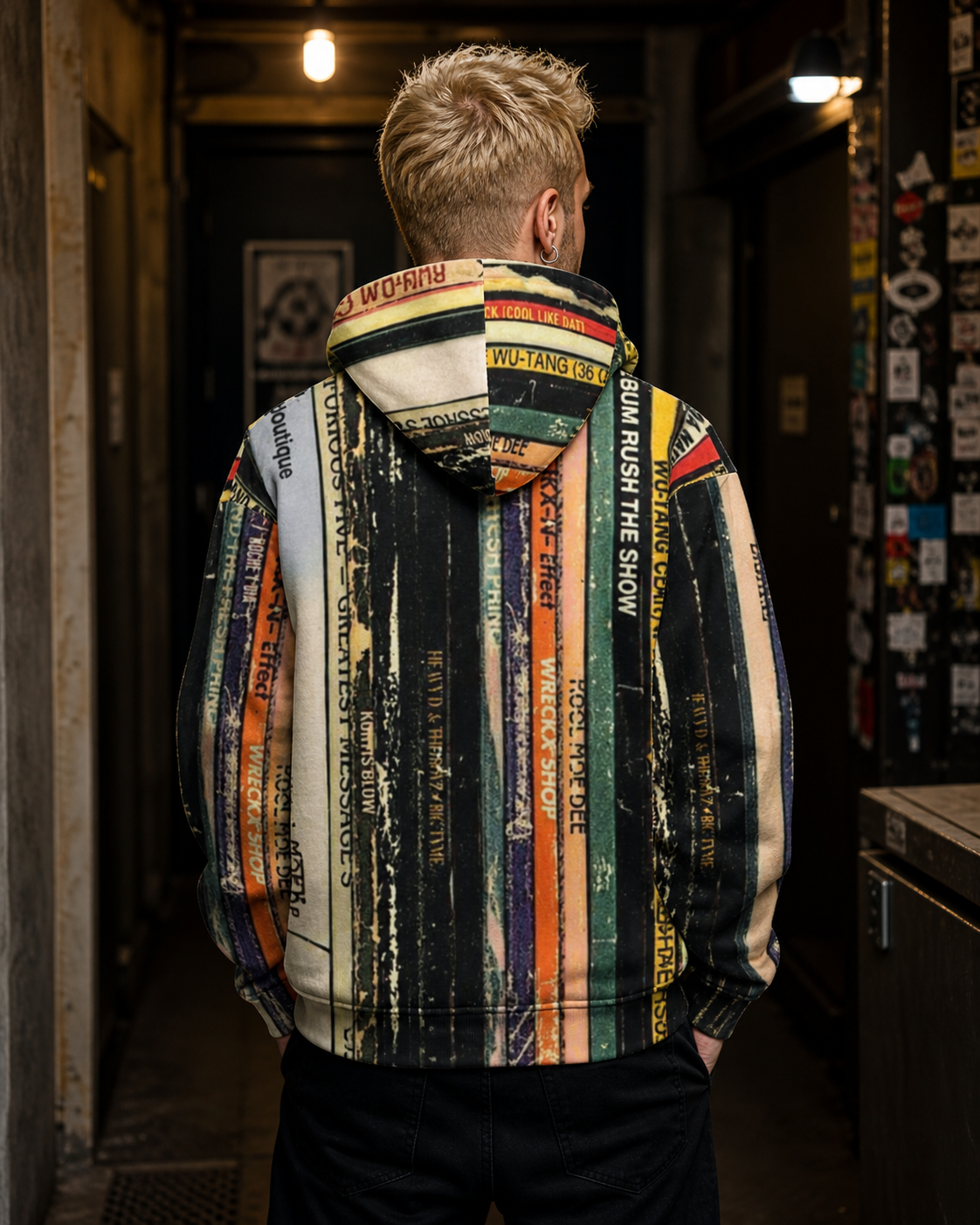 Coloc Graphic Hoodie am männlichen Model mit originalgetreuem Plattencover-Alloverprint – KI-generierte Darstellung
