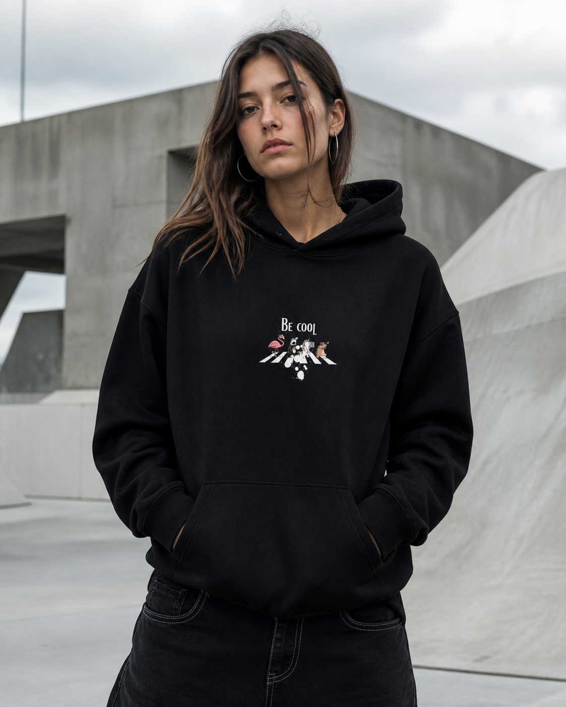 Cool Graphic Hoodie am weiblichen Model mit originalgetreuem BE COOL Frontprint – KI-generierte Darstellung