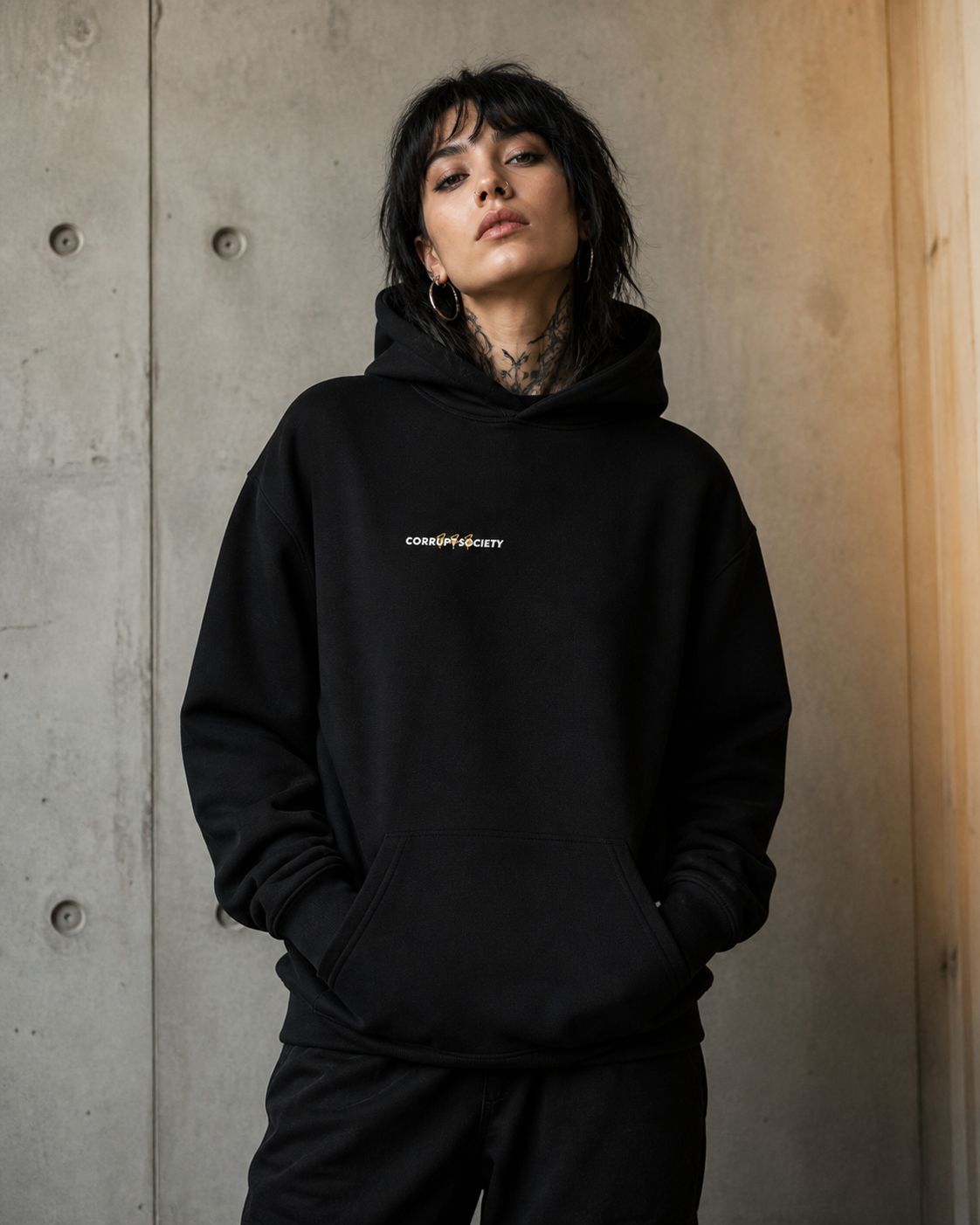 Corrupt Society Hoodie am weiblichen Model mit originalgetreuem Frontlogo – KI-generierte Darstellung