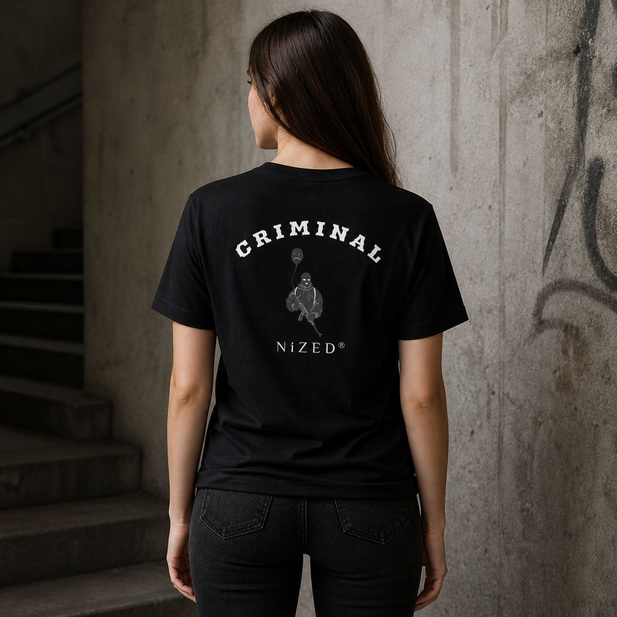 Criminal Ak47 Tshirt Damenmodel Rückansicht – KI-generierte Darstellung
