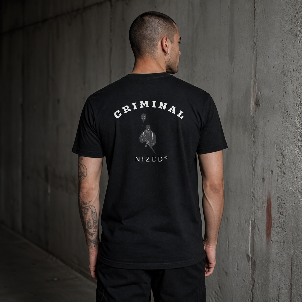 Criminal Ak47 Tshirt Herrenmodel Rückansicht – KI-generierte Darstellung