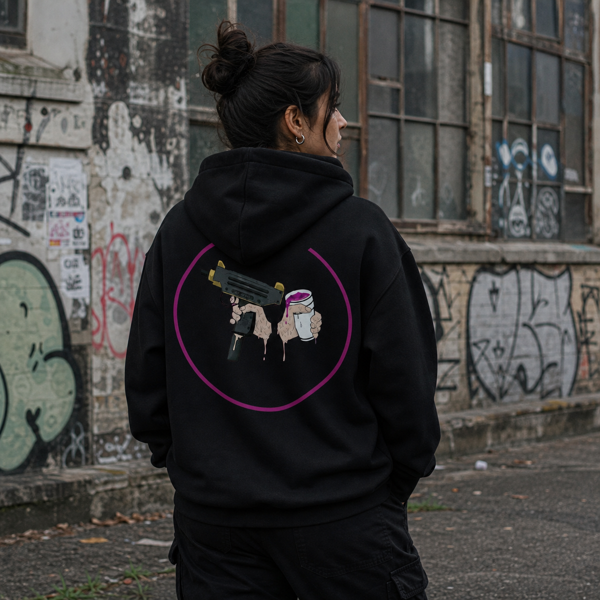 Criminal Amsterdam Hoodie am weiblichen Model mit Backprint vor Berliner Graffiti-Kulisse – KI-generierte Darstellung