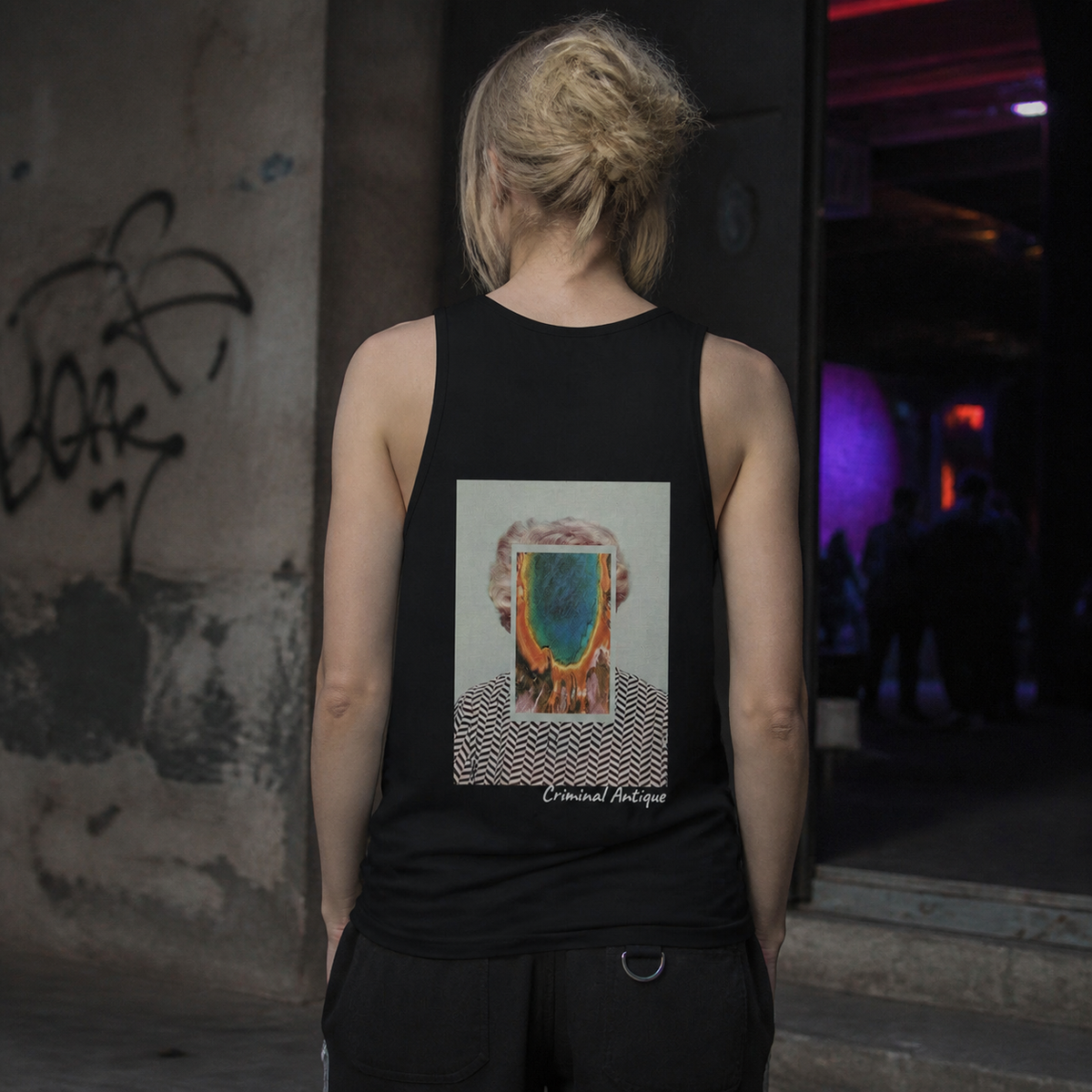 Criminal Antique Graphic Tank Top Rückansicht an weiblichem Model - KI-generierte Darstellung