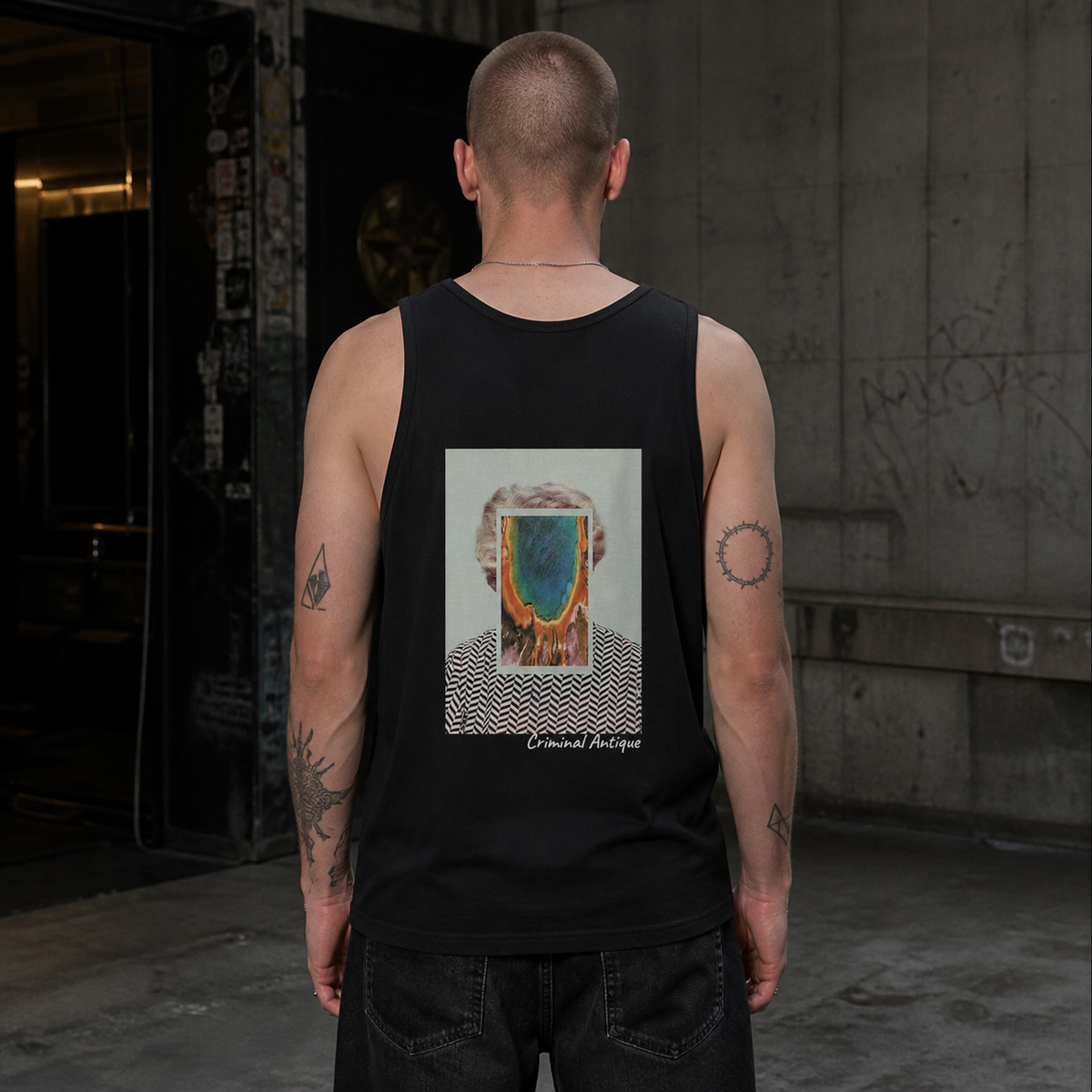 Criminal Antique Graphic Tank Top Rückansicht an männlichem Model - KI-generierte Darstellung