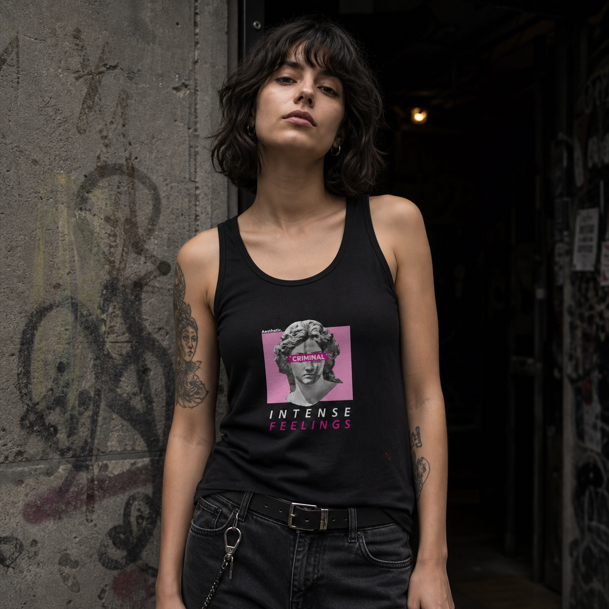 Criminal Antique Graphic Tank Top Design 2 Vorderansicht an weiblichem Model - KI-generierte Darstellung
