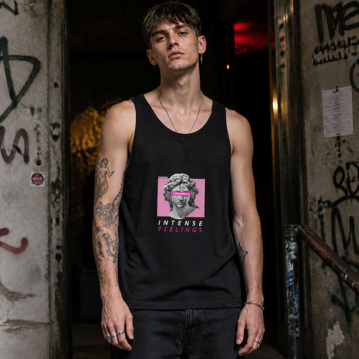 Criminal Antique Graphic Tank Top Design 2 Vorderansicht an männlichem Model - KI-generierte Darstellung