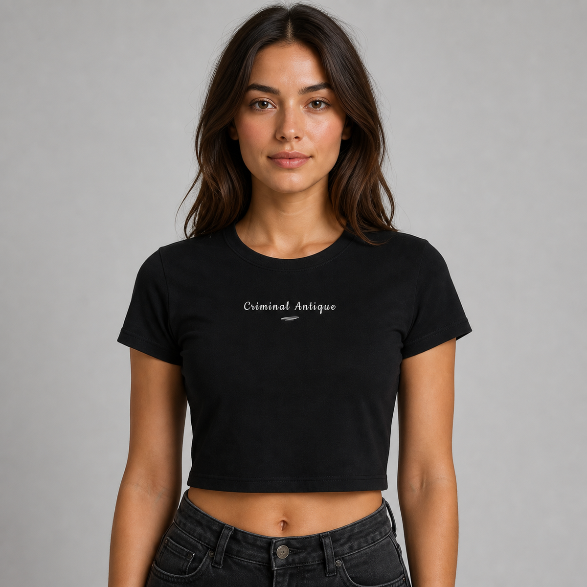 Criminal Antique Graphic Crop Top von NiZED am weiblichen Modell, Vorderansicht – KI-generierte Darstellung