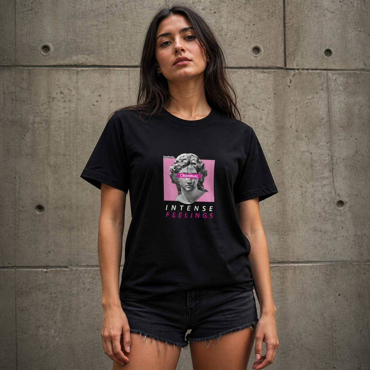 Criminal Antique Graphic T-Shirt Design 4 Damenmodel Vorderansicht – KI-generierte Darstellung