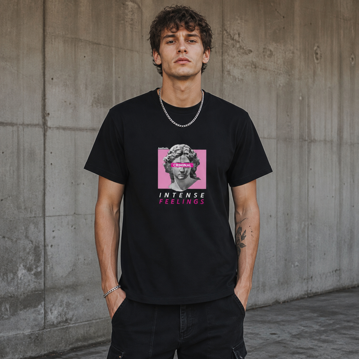 Criminal Antique Graphic T-Shirt Design 4 Herrenmodel Vorderansicht – KI-generierte Darstellung