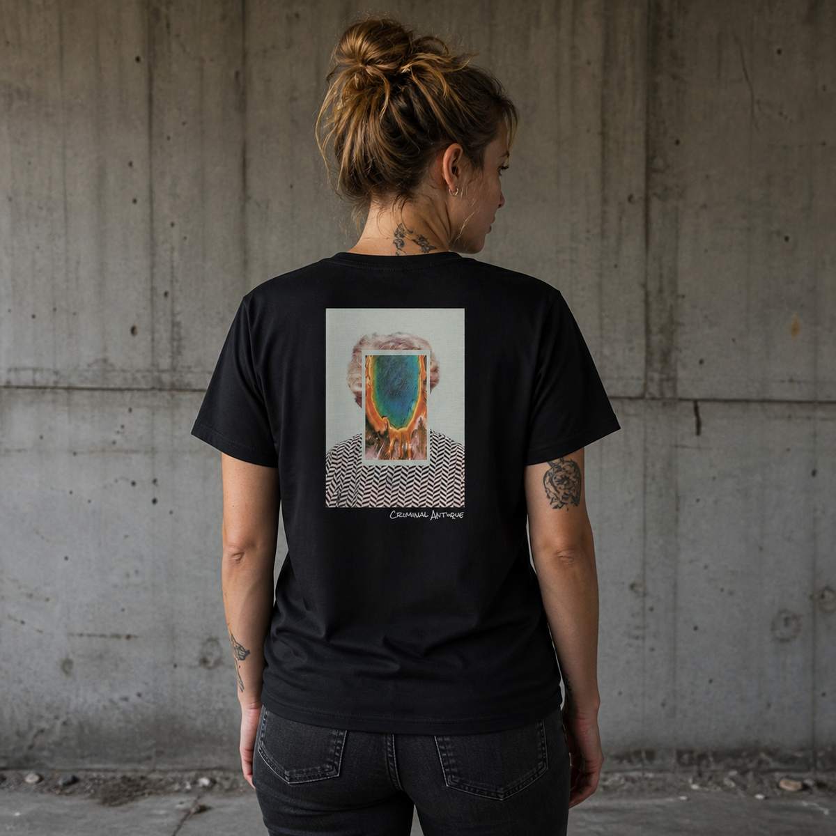 Criminal Antique Graphic T-Shirt Damenmodel Rückansicht – KI-generierte Darstellung