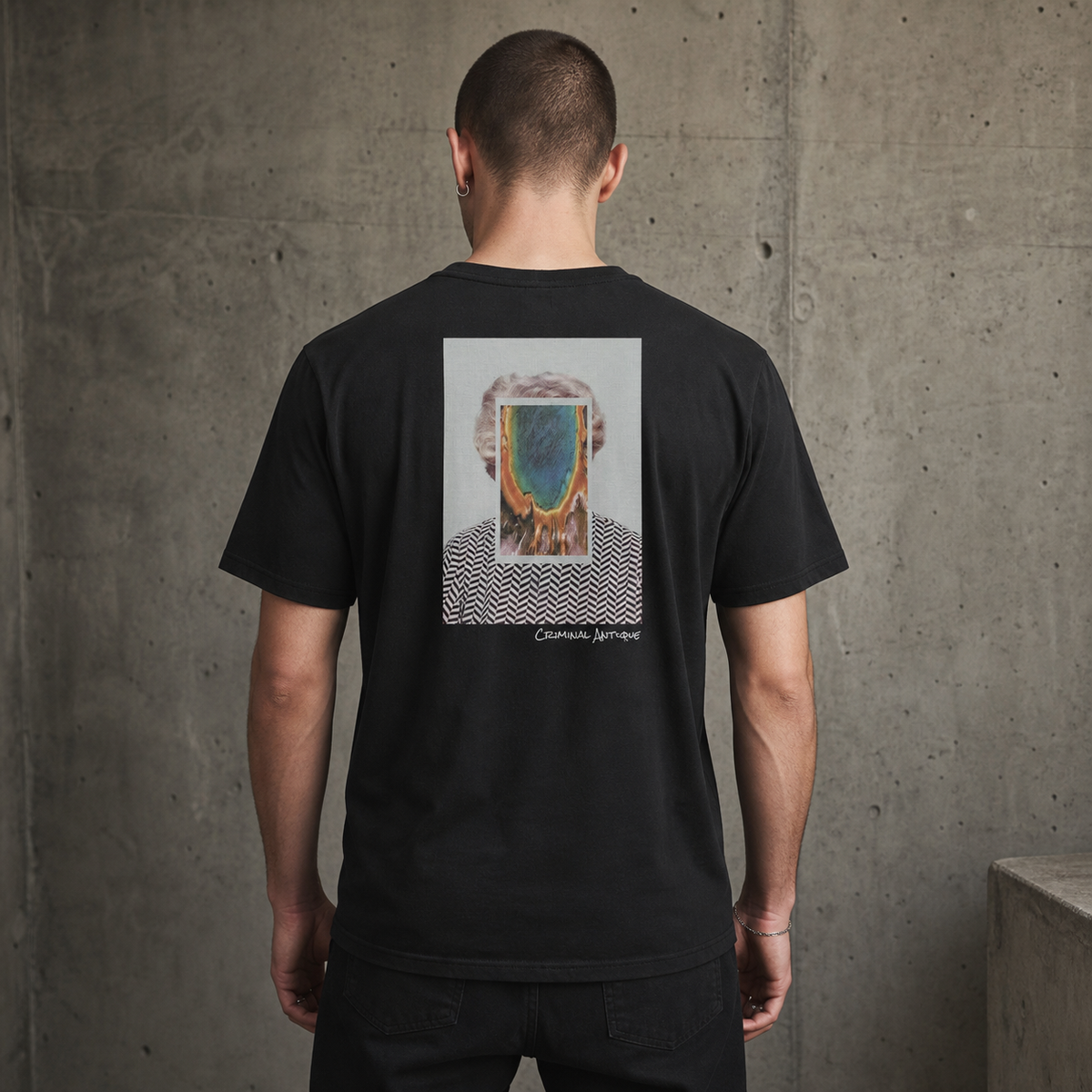 Criminal Antique Graphic T-Shirt Herrenmodel Rückansicht – KI-generierte Darstellung