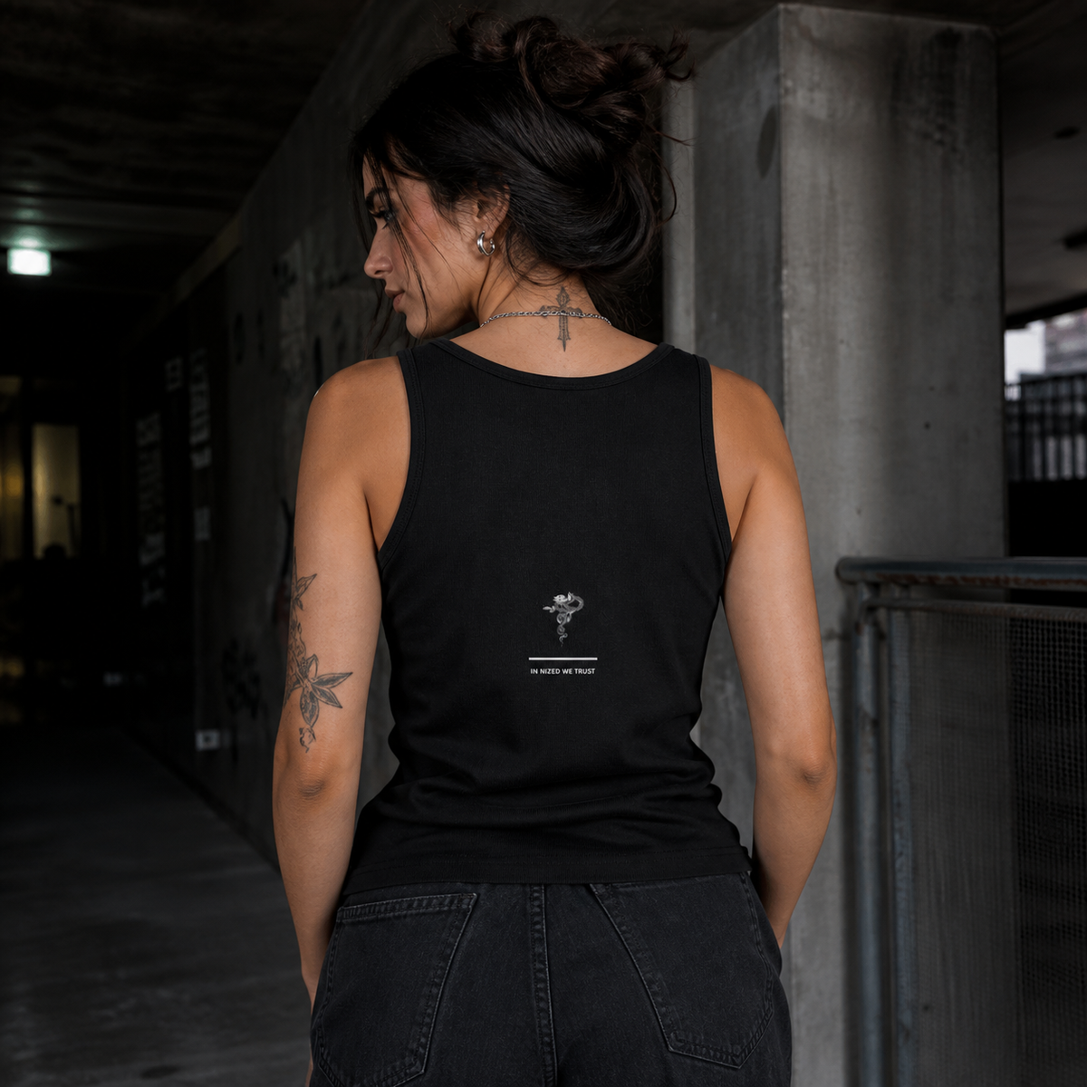 Criminal London Tank-Top Modellansicht - KI-generierte Darstellung