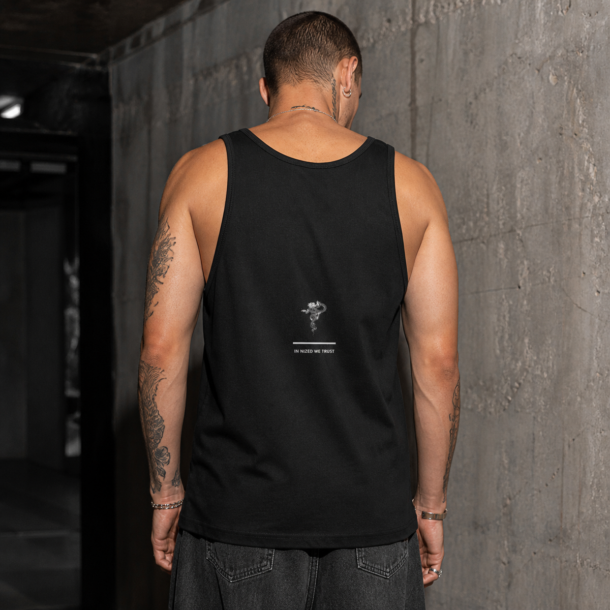 Criminal London Tank-Top Modellansicht - KI-generierte Darstellung