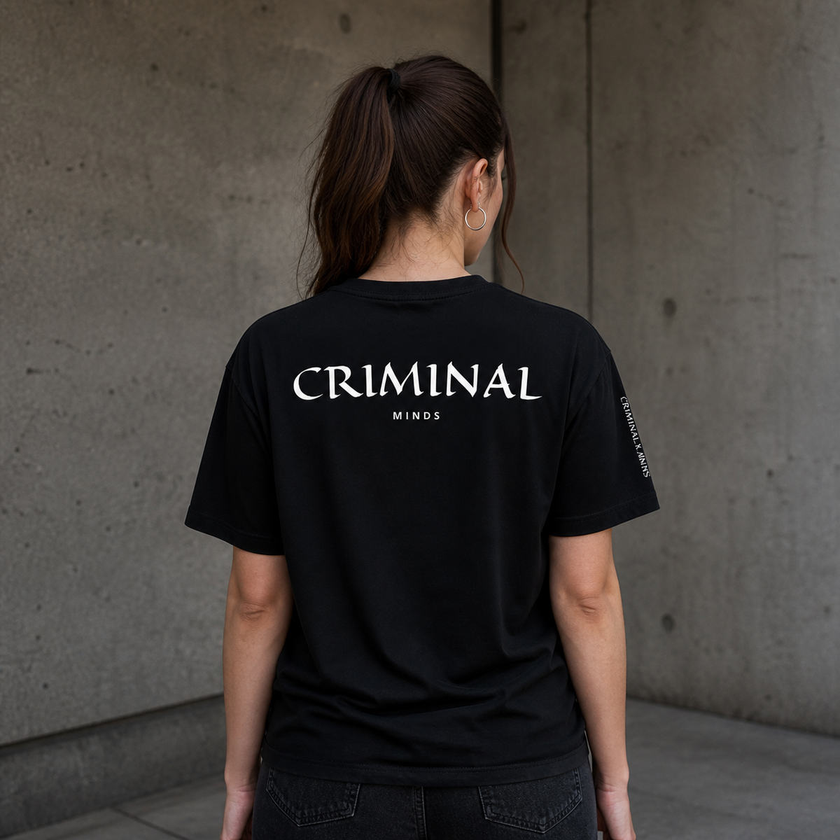 Criminal Minds Tshirt Damenmodel Rückansicht – KI-generierte Darstellung