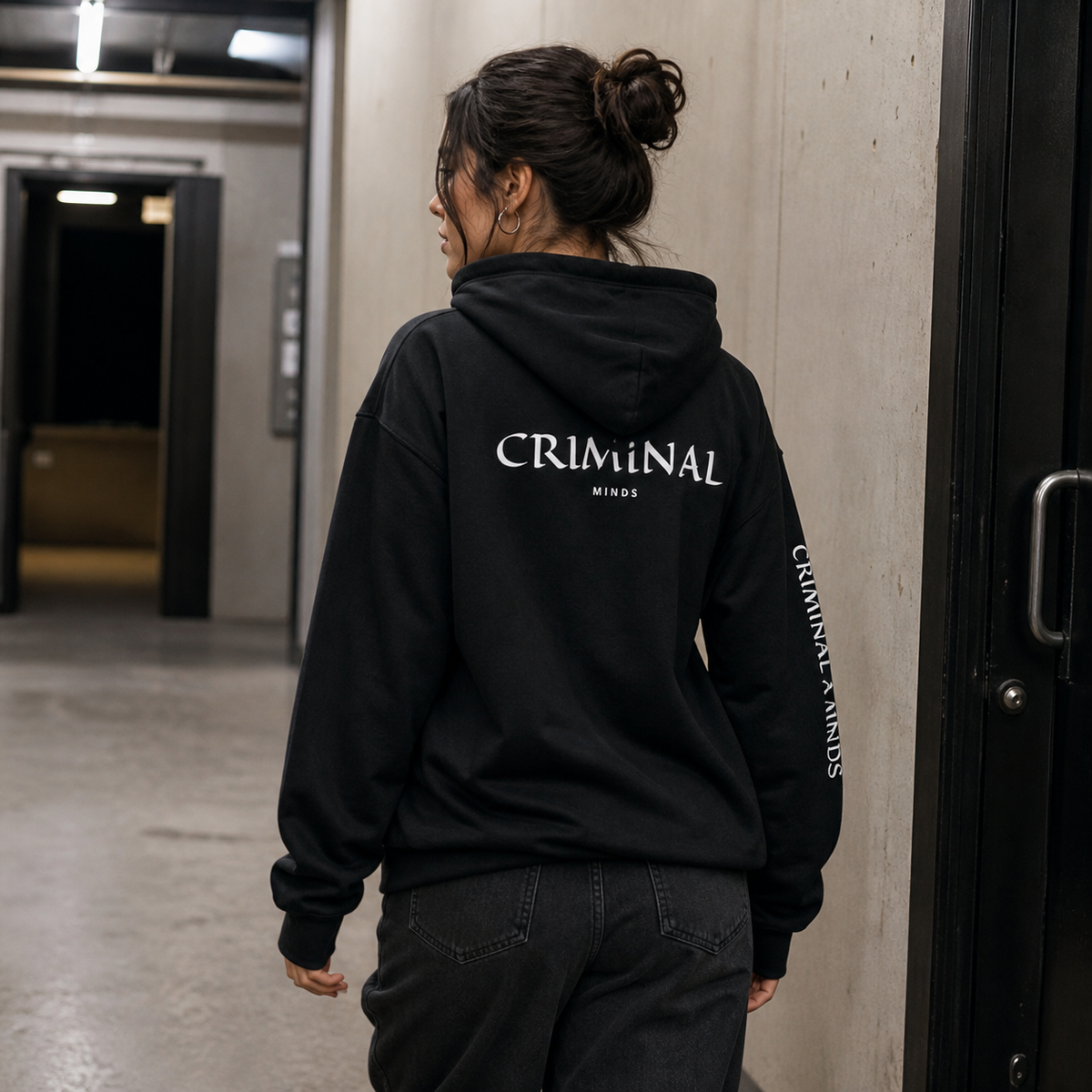 Weibliches Model im NiZED Criminal Minds Hoodie mit Rückenprint und Ärmeldetail in Berlin – KI-generierte Darstellung