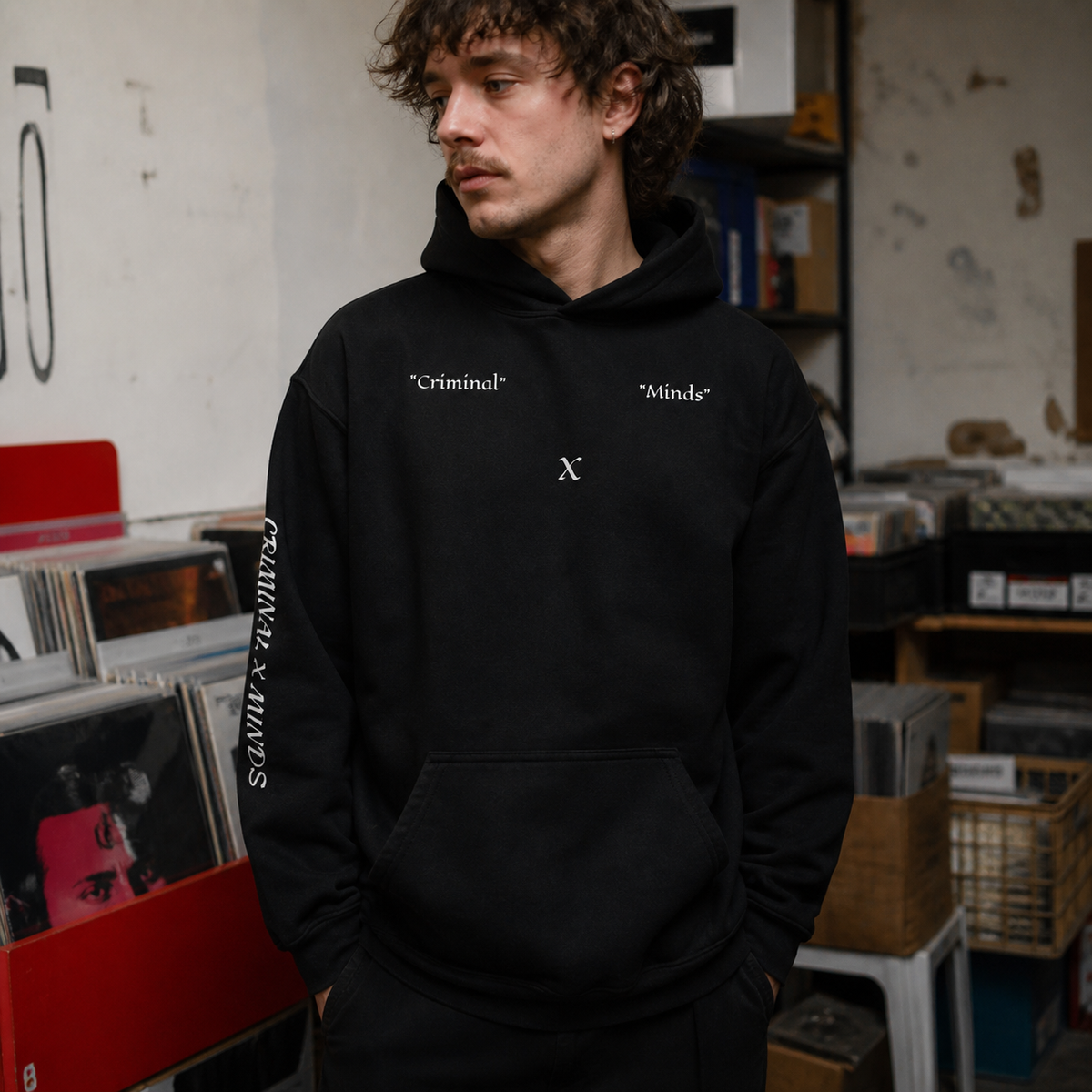 Männliches Model im NiZED Criminal Minds Hoodie mit kleinem Frontprint und Ärmeldetail in Berlin – KI-generierte Darstellung