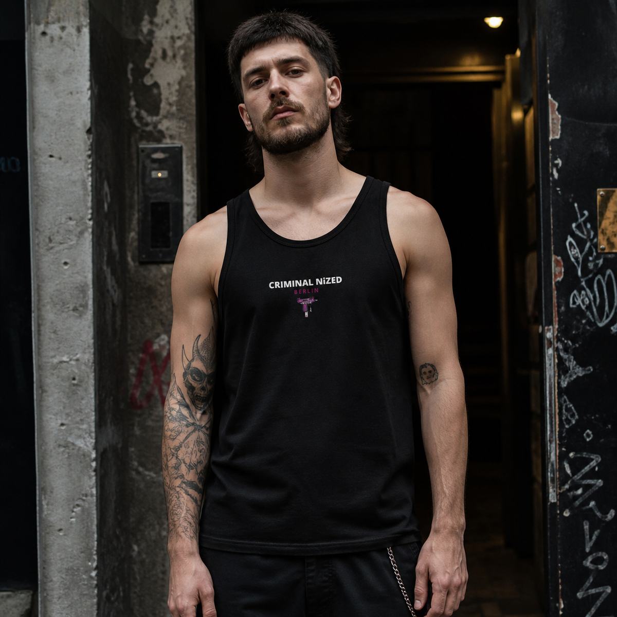 Criminal Berlin Tank-Top Vorderansicht an männlichem Model - KI-generierte Darstellung