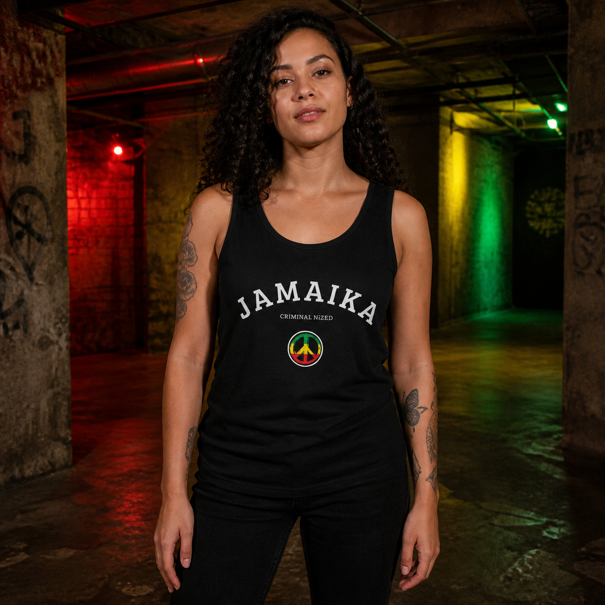 Criminal Jamaika Tank-Top Vorderansicht an weiblichem Model - KI-generierte Darstellung