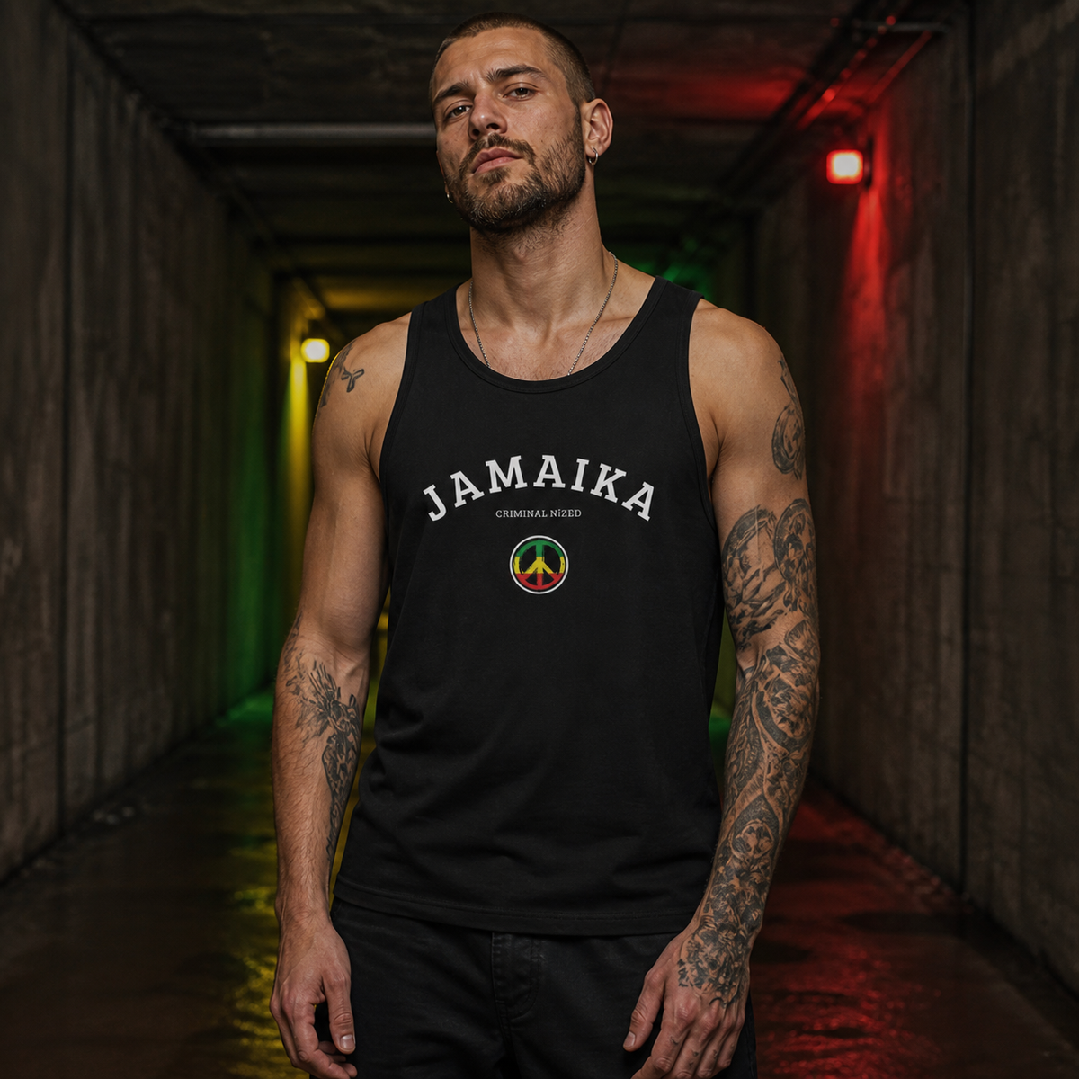 Criminal Jamaika Tank-Top Vorderansicht an männlichem Model - KI-generierte Darstellung