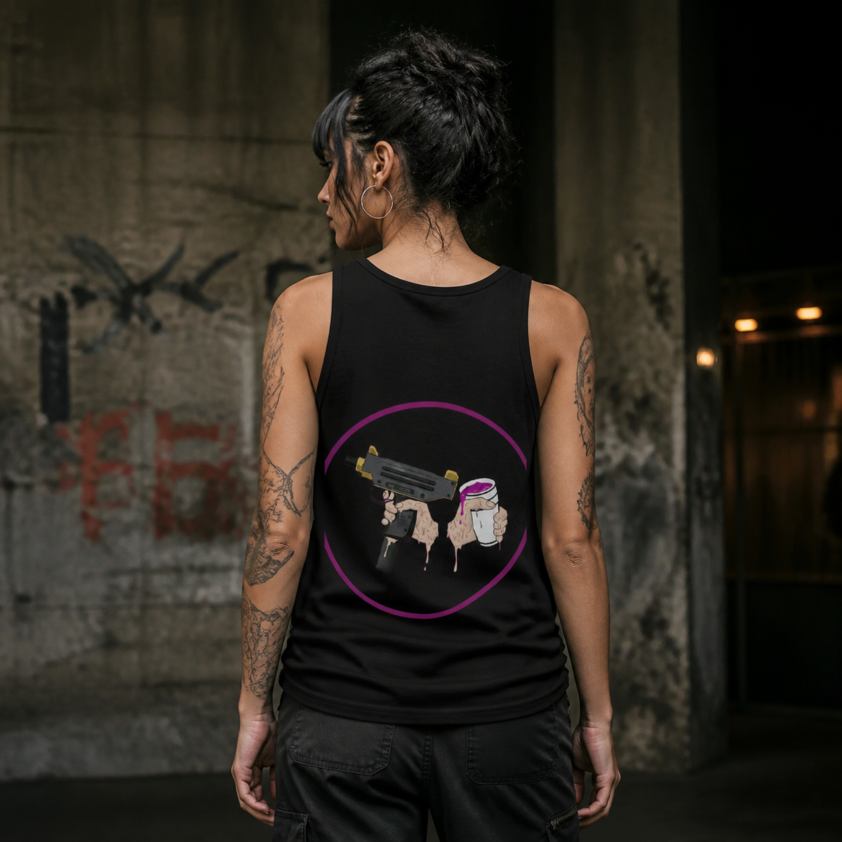 Criminal Amsterdam Tank-Top Rückansicht an weiblichem Model - KI-generierte Darstellung