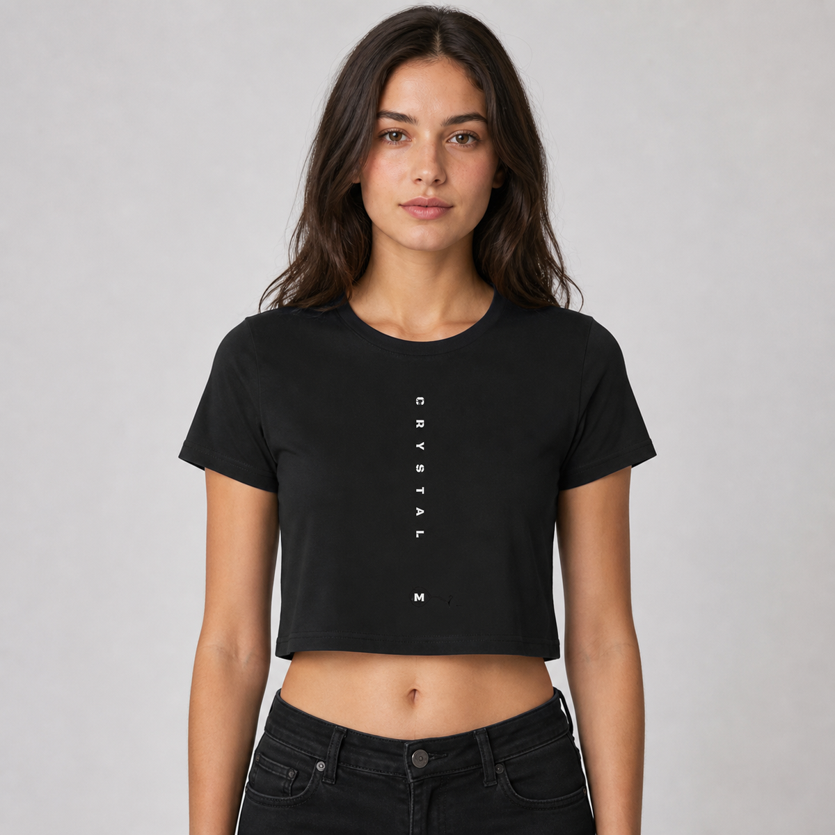 Crystal Crop Top von NiZED am weiblichen Modell, Vorderansicht – KI-generierte Darstellung
