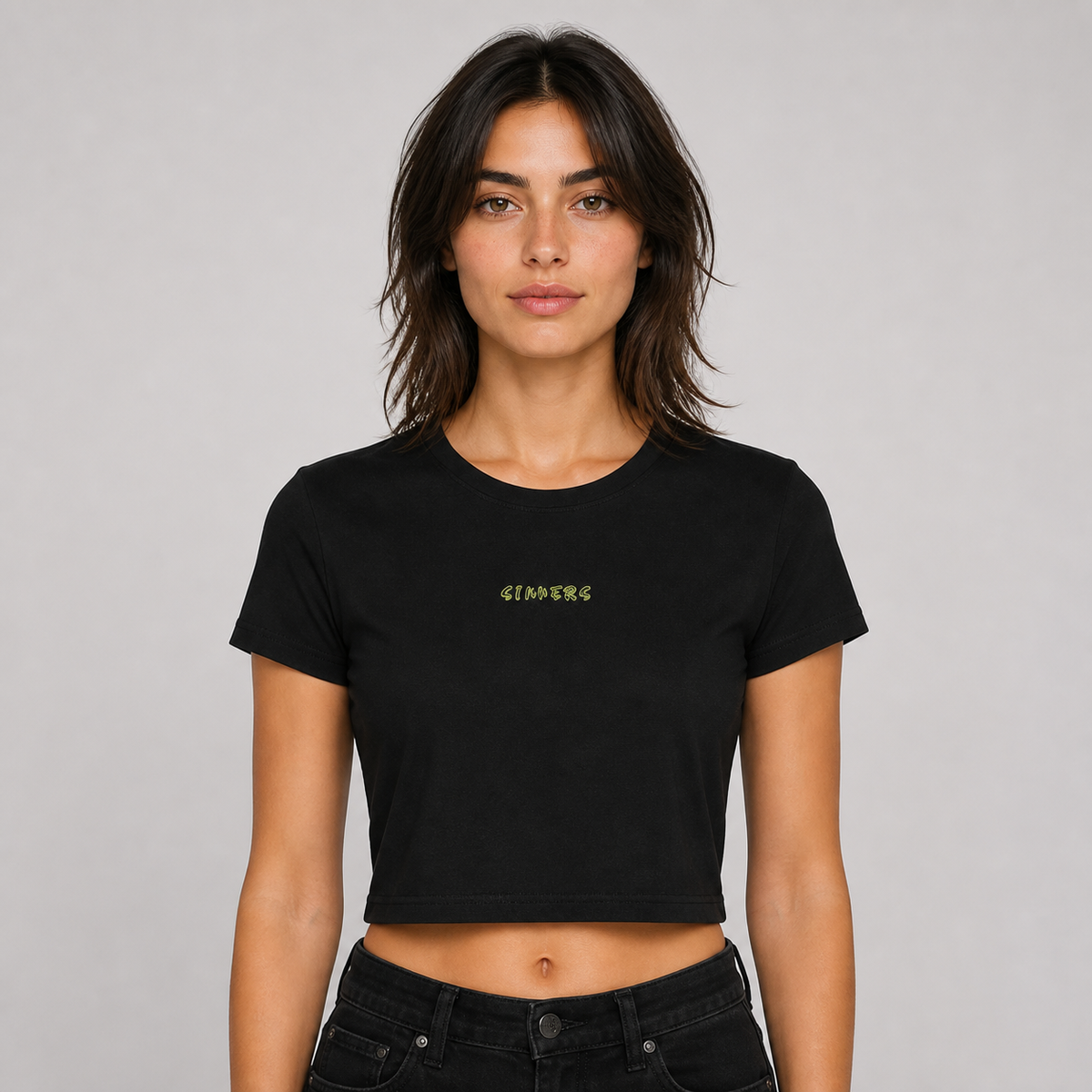 Dark Sinners Taking Crop Top von NiZED am weiblichen Modell, Vorderansicht – KI-generierte Darstellung