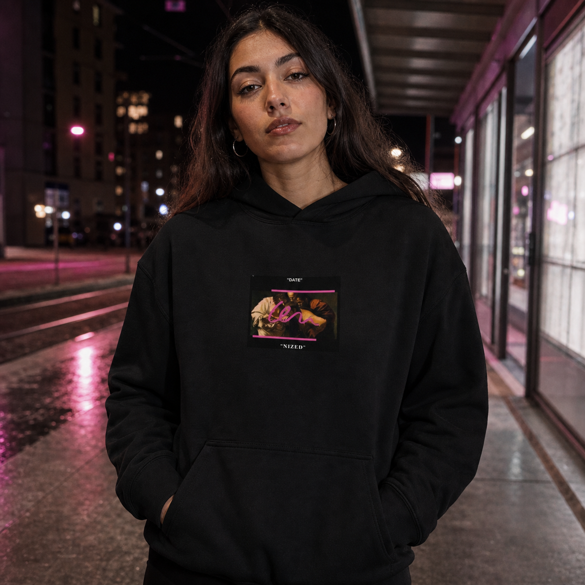 Date Graphic Hoodie am weiblichen Model mit originalgetreuem DTG Frontprint – KI-generierte Darstellung