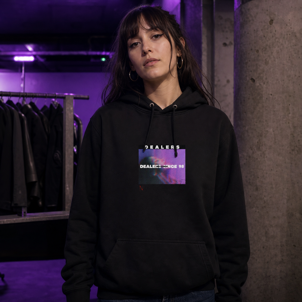 Dealers Graphic Hoodie Design 2 am weiblichen Model mit originalgetreuem Frontprint – KI-generierte Darstellung