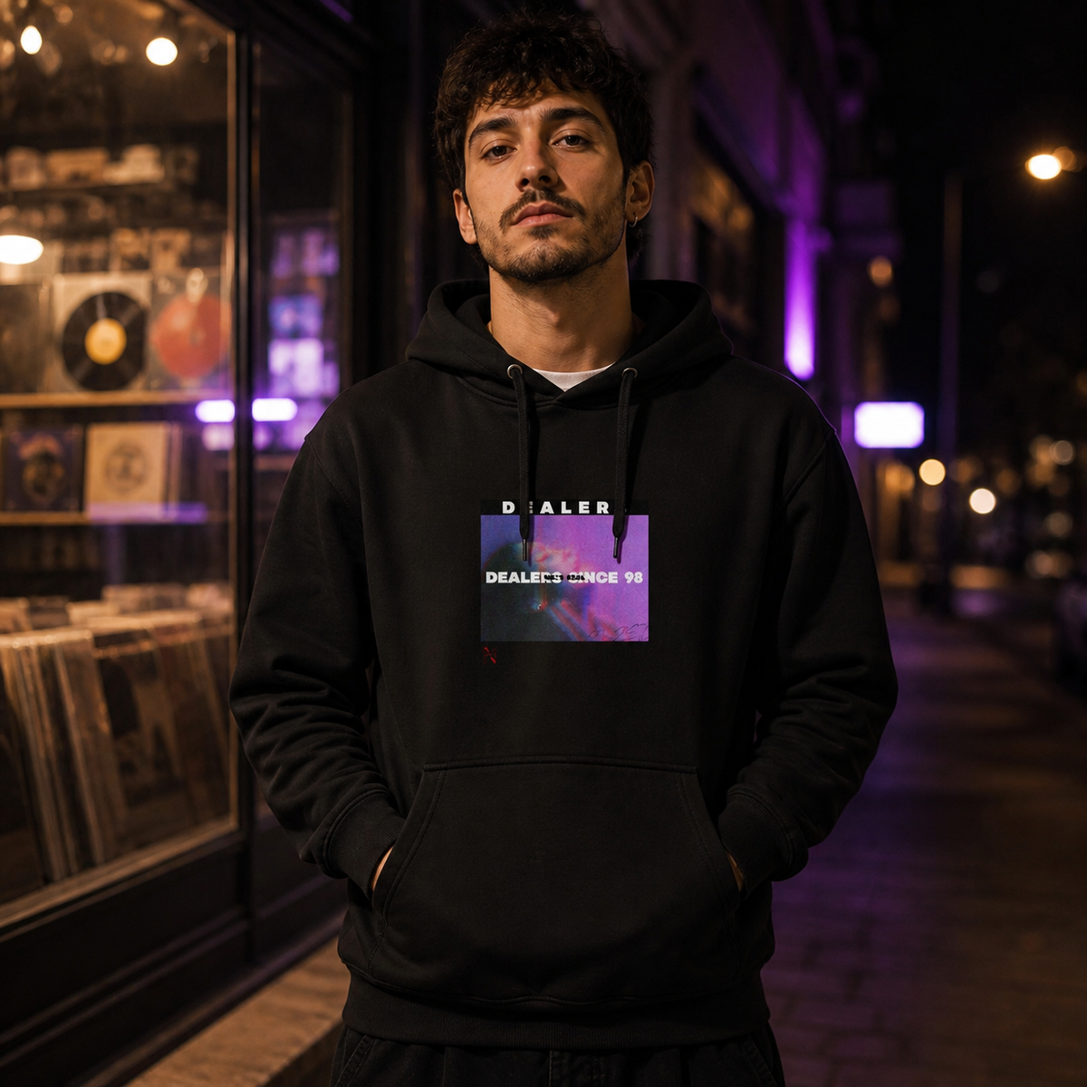 Dealers Graphic Hoodie Design 2 am männlichen Model mit originalgetreuem Frontprint – KI-generierte Darstellung
