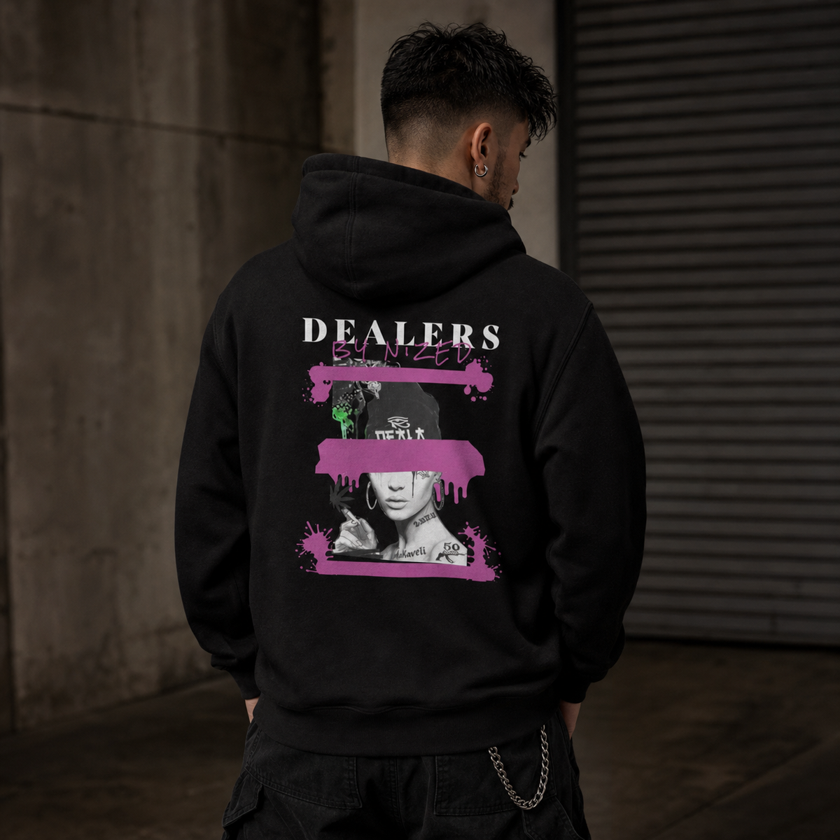 Dealers Graphic Hoodie am männlichen Model mit originalgetreuem Backprint – KI-generierte Darstellung